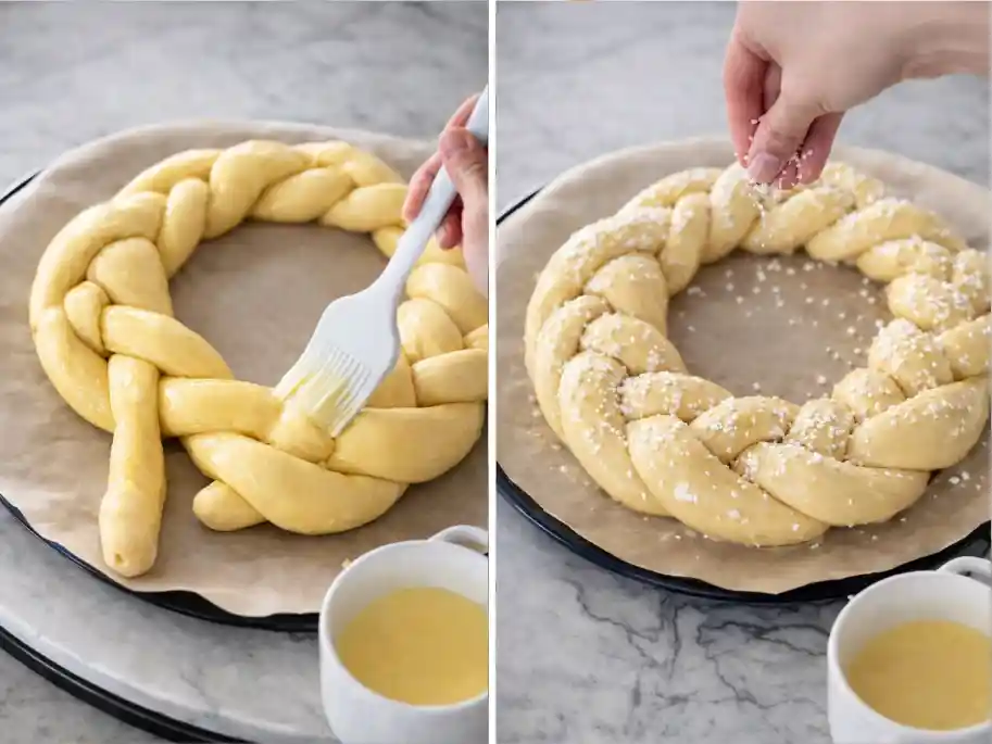Osterkranz Rezept aus Hefeteig – geflochtener Osterkranz wird mit Ei bestrichen und mit Hagelzucker bestreut vor dem Backen, wie bei Omas Osterkranz
