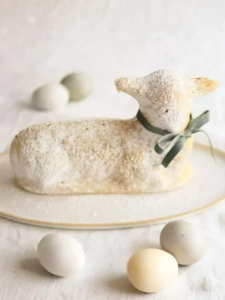 Saftiges Osterlamm aus Rührteig – Omas Osterlamm Rezept zum Osterlamm backen mit Puderzucker