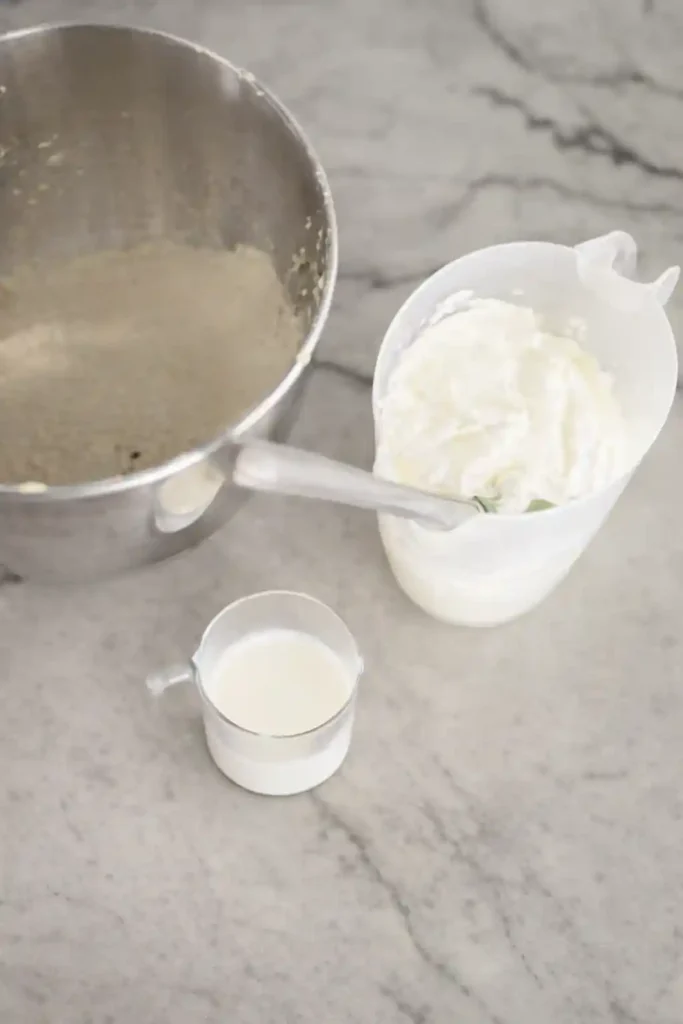 Rührteig für Osterlamm vorbereiten – Eiweiß und Milch für Omas saftiges Osterlamm Rezept