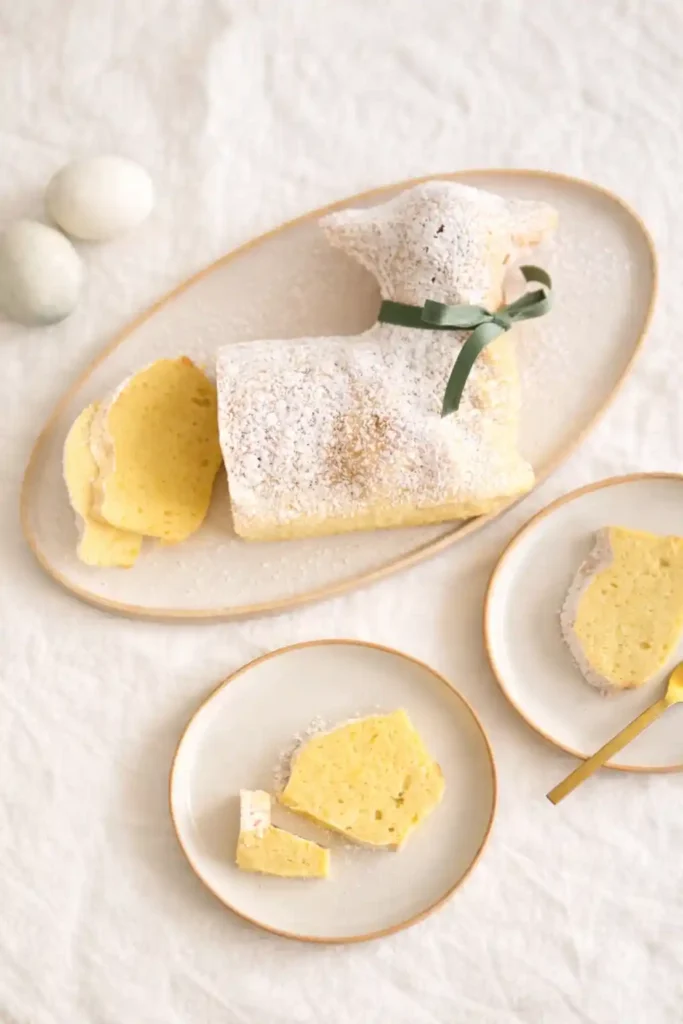 Angeschnittenes saftiges Osterlamm aus Rührteig – Omas Osterlamm Rezept zum Osterlamm backen