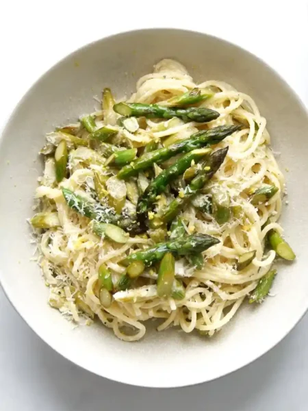Pasta mit grünem Spargel und Parmesan – cremige Nudeln mit Spargel Rezept