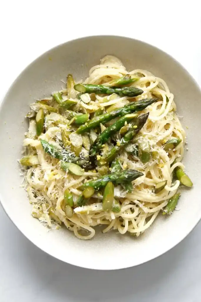 Pasta mit grünem Spargel und Parmesan – cremige Nudeln mit Spargel Rezept