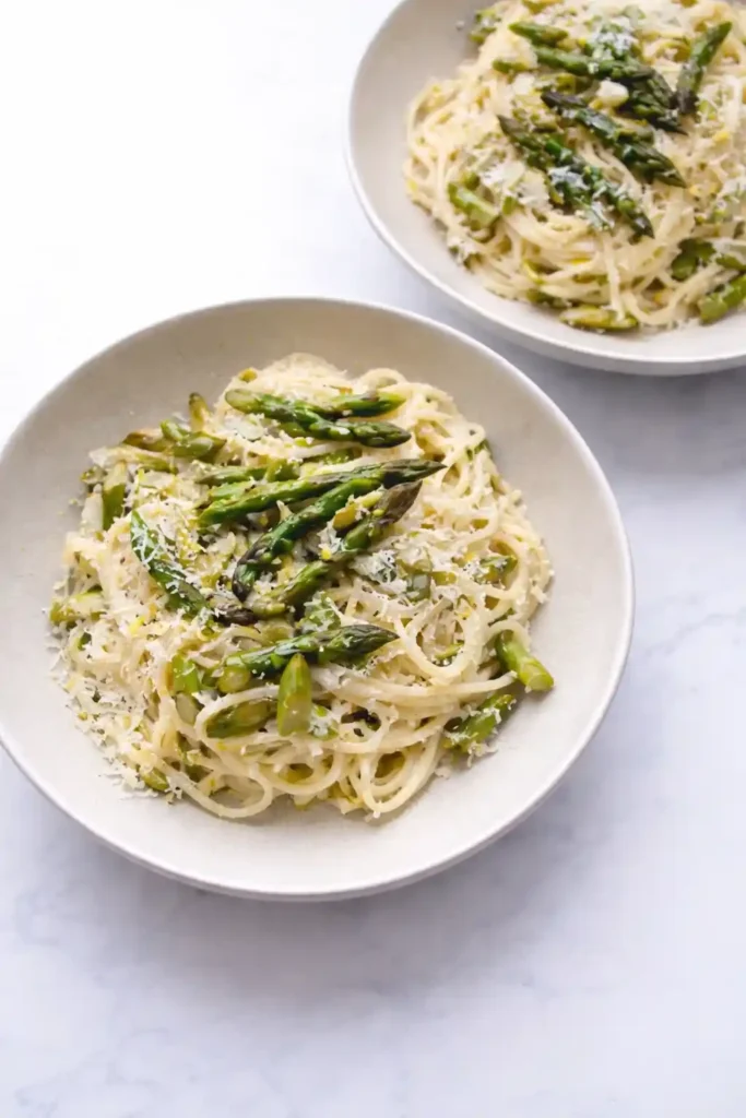 Pasta mit grünem Spargel und Parmesan angerichtet – cremige Nudeln mit Spargel Rezept