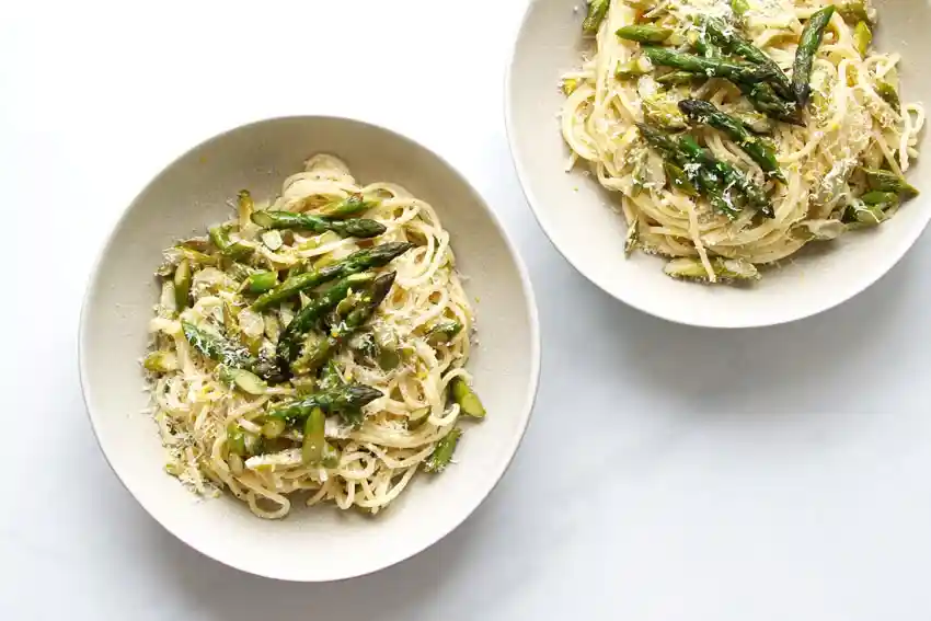 Zwei Teller Pasta mit grünem Spargel und Parmesan – cremige Nudeln mit Spargel Rezept