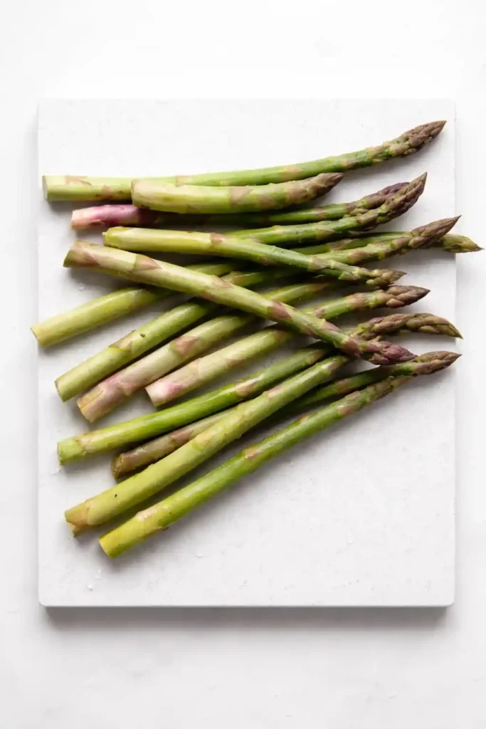Frischer grüner Spargel für Pasta mit grünem Spargel – Zutat für Nudeln mit Spargel Rezept