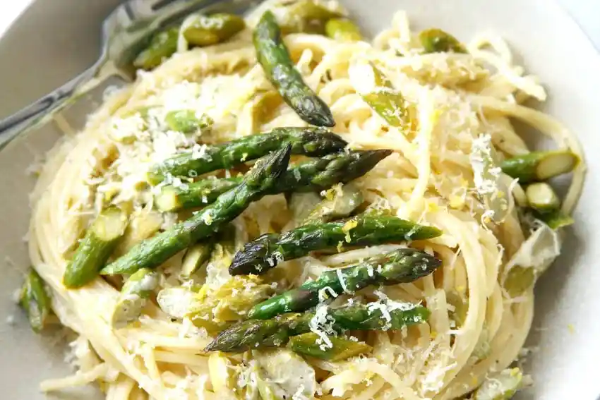 Spaghetti mit grünem Spargel und Parmesan – cremige Spargel Pasta mit Zitronenabrieb