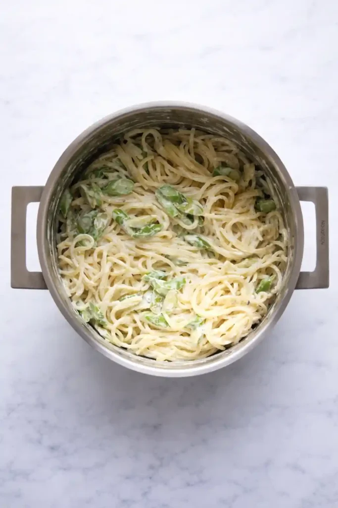 Pasta mit grünem Spargel in cremiger Sauce – Nudeln mit Spargel Rezept im Topf vermengt