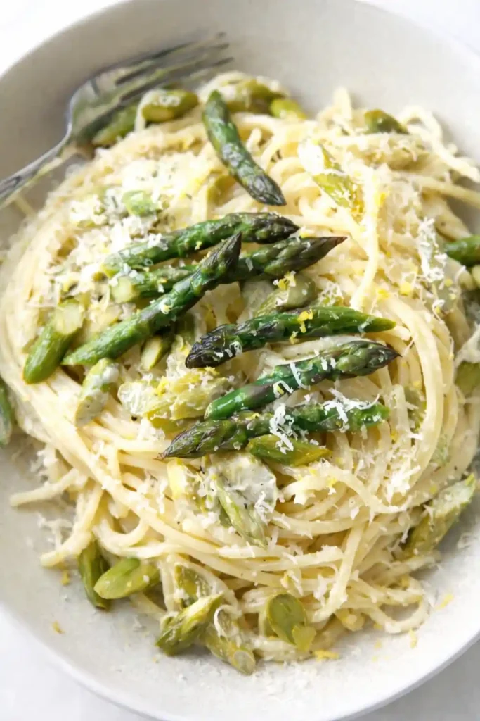 Cremige Pasta mit grünem Spargel und Parmesan – Spaghetti mit Spargel Rezept Nahaufnahme