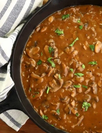 Pilzsoße Rezept mit Champignons in der Pfanne – cremige Pilzsoße wie im Restaurant einfach selber machen