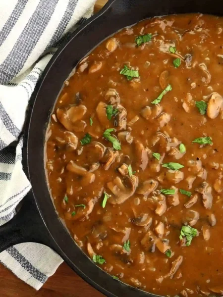 Pilzsoße Rezept mit Champignons in der Pfanne – cremige Pilzsoße wie im Restaurant einfach selber machen