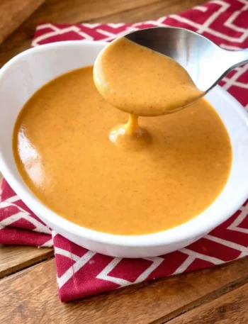 Rahmsoße Rezept mit Sahne – cremige Rahmsoße selber machen, serviert in einer Schüssel mit Löffel