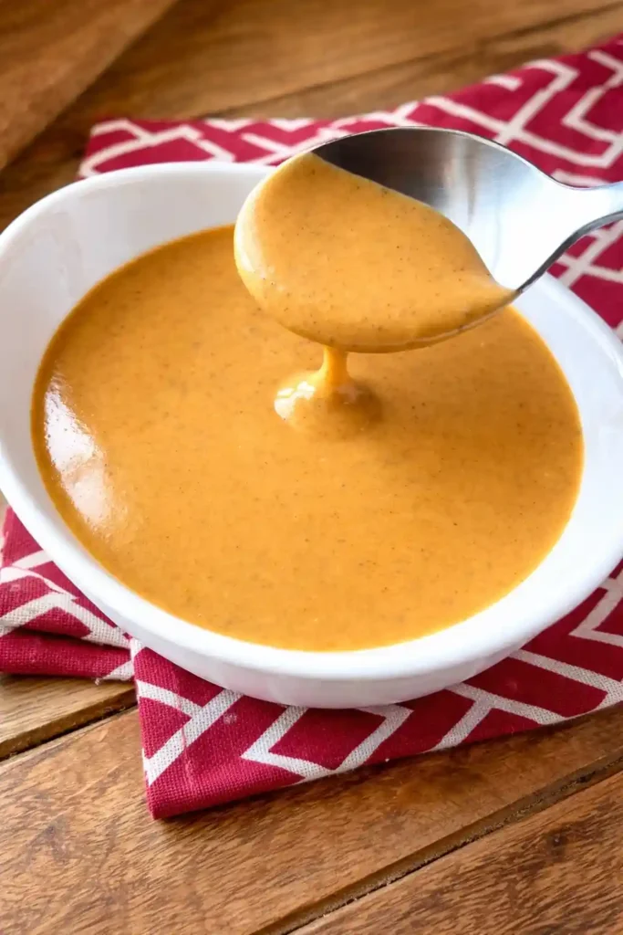Rahmsoße Rezept mit Sahne – cremige Rahmsoße selber machen, serviert in einer Schüssel mit Löffel