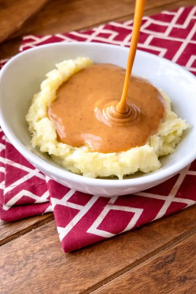 Rahmsoße Rezept mit Sahne – cremige Rahmsoße selber machen, serviert über Kartoffelpüree