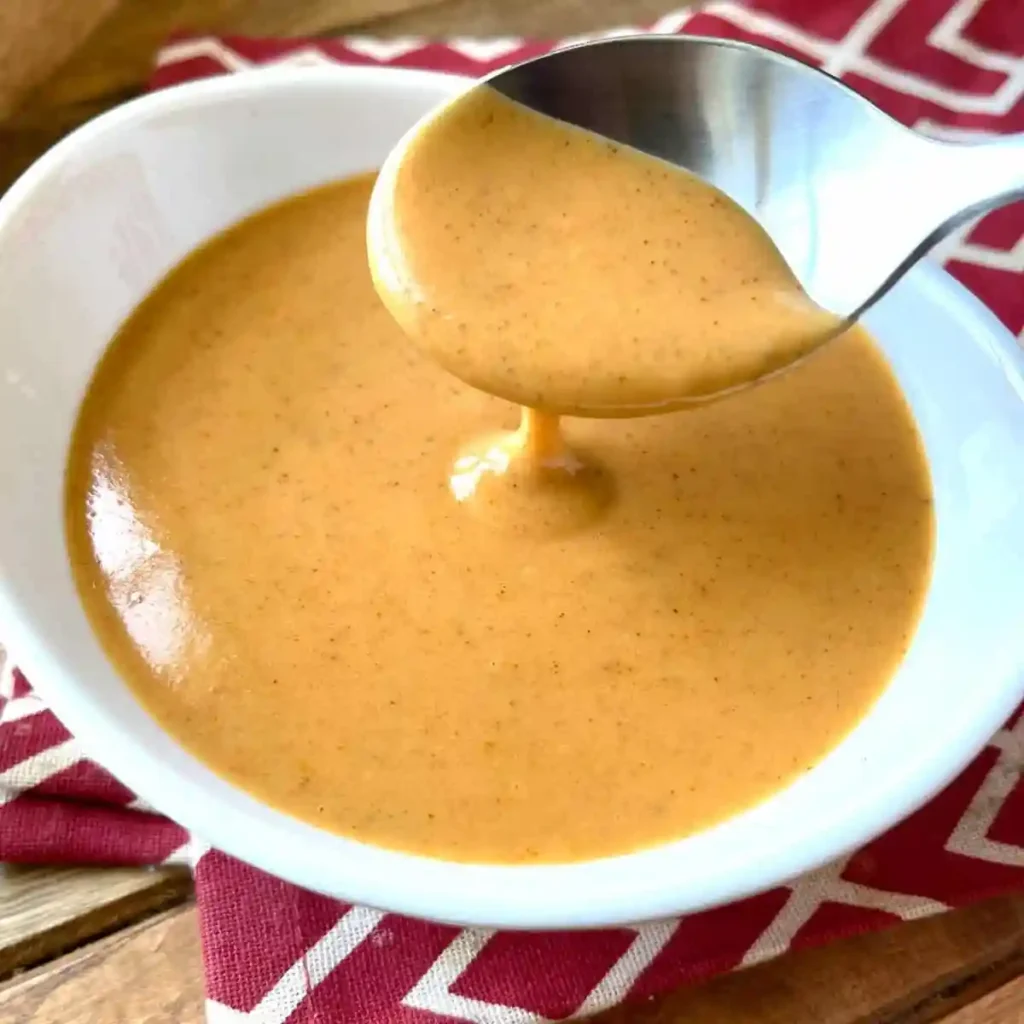 Rahmsoße Rezept mit Sahne – cremige Rahmsoße selber machen in einer Schüssel mit Löffel