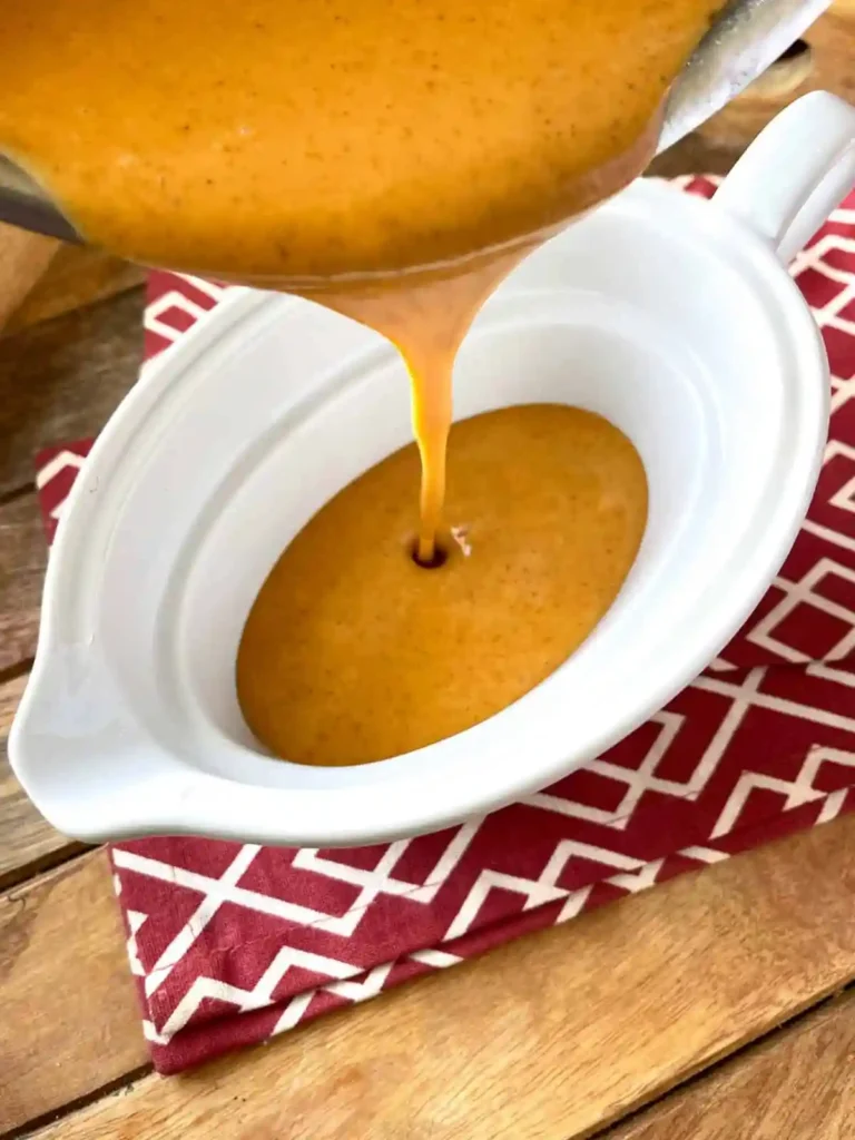 Rahmsoße Rezept mit Sahne – cremige Rahmsoße selber machen, frisch in eine Soßenschale gegossen