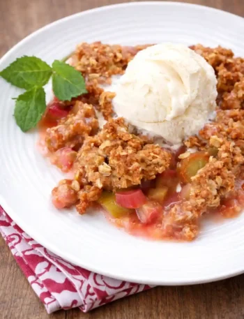 Rhabarber Crumble mit Haferflocken und Vanilleeis – knuspriges Rhabarber Crumble Rezept wie bei Oma, warm serviert als klassischer Crumble mit Rhabarber.