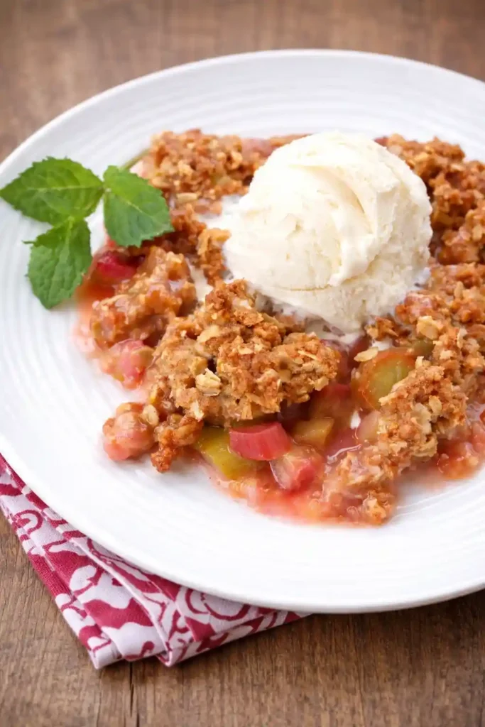 Rhabarber Crumble mit Haferflocken und Vanilleeis – knuspriges Rhabarber Crumble Rezept wie bei Oma, warm serviert als klassischer Crumble mit Rhabarber.