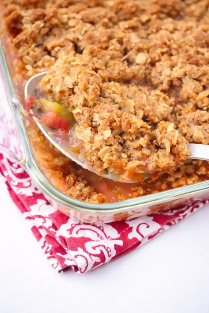 Frisch gebackener Rhabarber Crumble mit Haferflocken in einer Auflaufform – klassisches Rhabarber Crumble Rezept wie bei Oma mit knusprigen Streuseln.