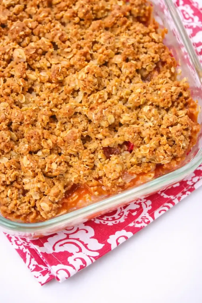 Goldbraun gebackener Rhabarber Crumble mit Haferflocken in einer Auflaufform – knuspriger Crumble mit Rhabarber nach klassischem Rhabarber Crumble Rezept.