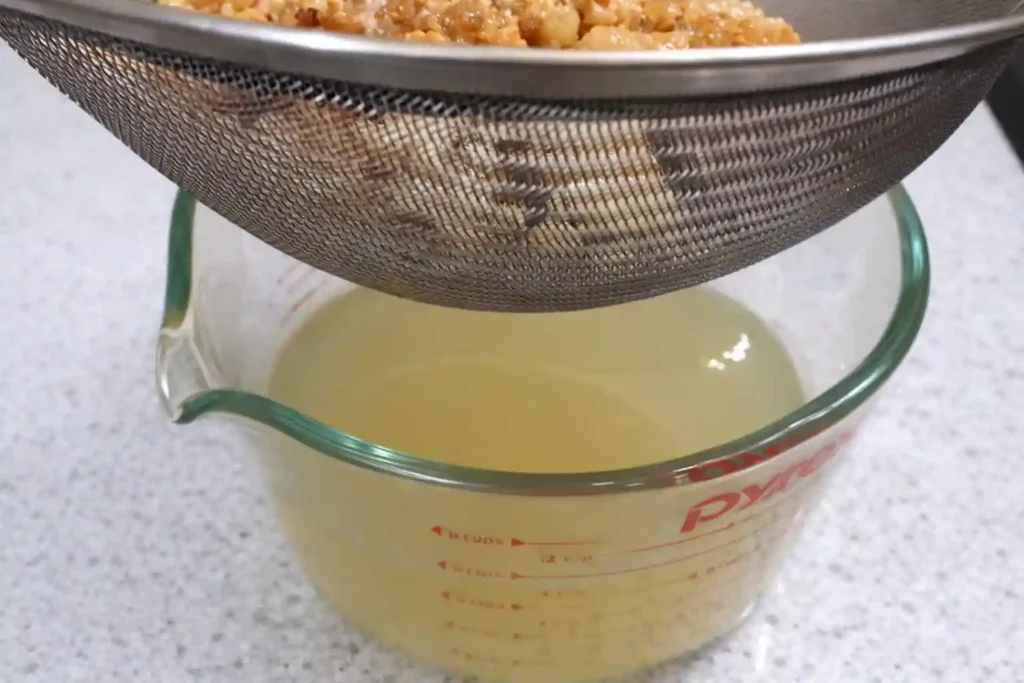 Schmalz auslassen und durch Sieb filtern – Schritt beim Schmalz selber machen nach DDR Rezept