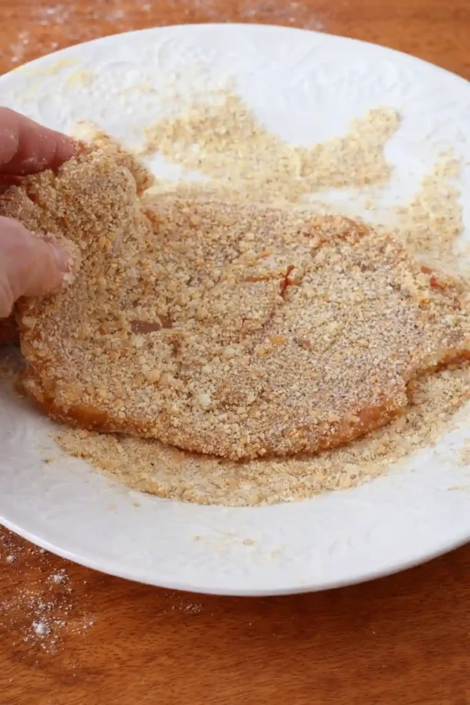 Schnitzel im Paniermehl wenden – letzter Schritt der Schnitzel panieren Reihenfolge für ein knuspriges Schnitzel Rezept