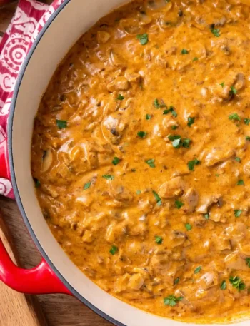 Schweinegeschnetzeltes mit pilzen und rahmsauce cremig in einer Pfanne serviert