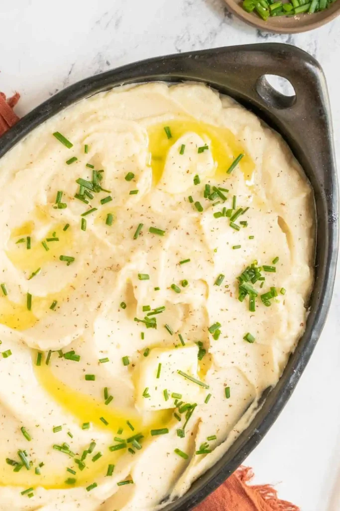 Selleriepüree Rezept cremig ohne Kartoffeln mit Butter und Schnittlauch im Servierteller
