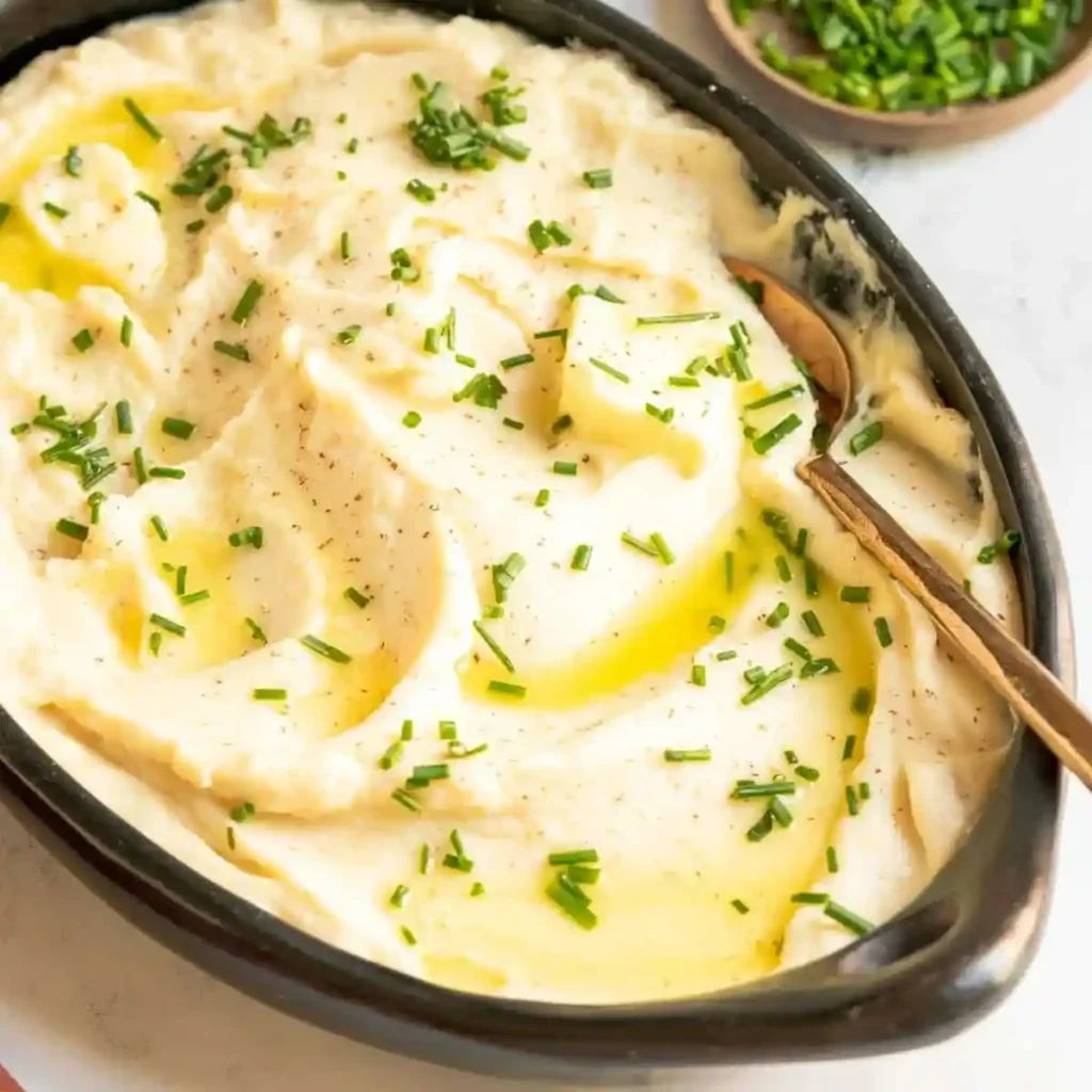 Cremiges Selleriepüree Rezept ohne Kartoffeln mit Butter und Schnittlauch serviert