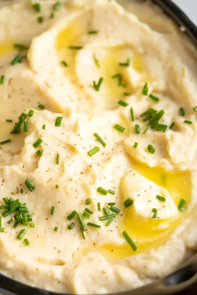 Cremiges Selleriepüree ohne Kartoffeln mit Butter und Schnittlauch Nahaufnahme