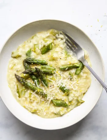 Cremiges spargel risotto rezept mit grünem spargel, parmesan und zitronenabrieb – italienisches risotto mit grünem spargel