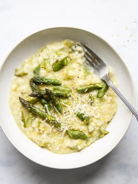 Cremiges spargel risotto rezept mit grünem spargel, parmesan und zitronenabrieb – italienisches risotto mit grünem spargel