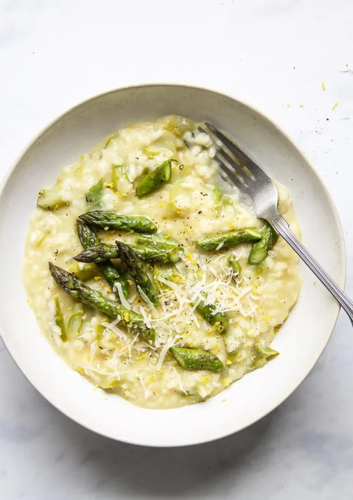 Cremiges spargel risotto rezept mit grünem spargel, parmesan und zitronenabrieb – italienisches risotto mit grünem spargel