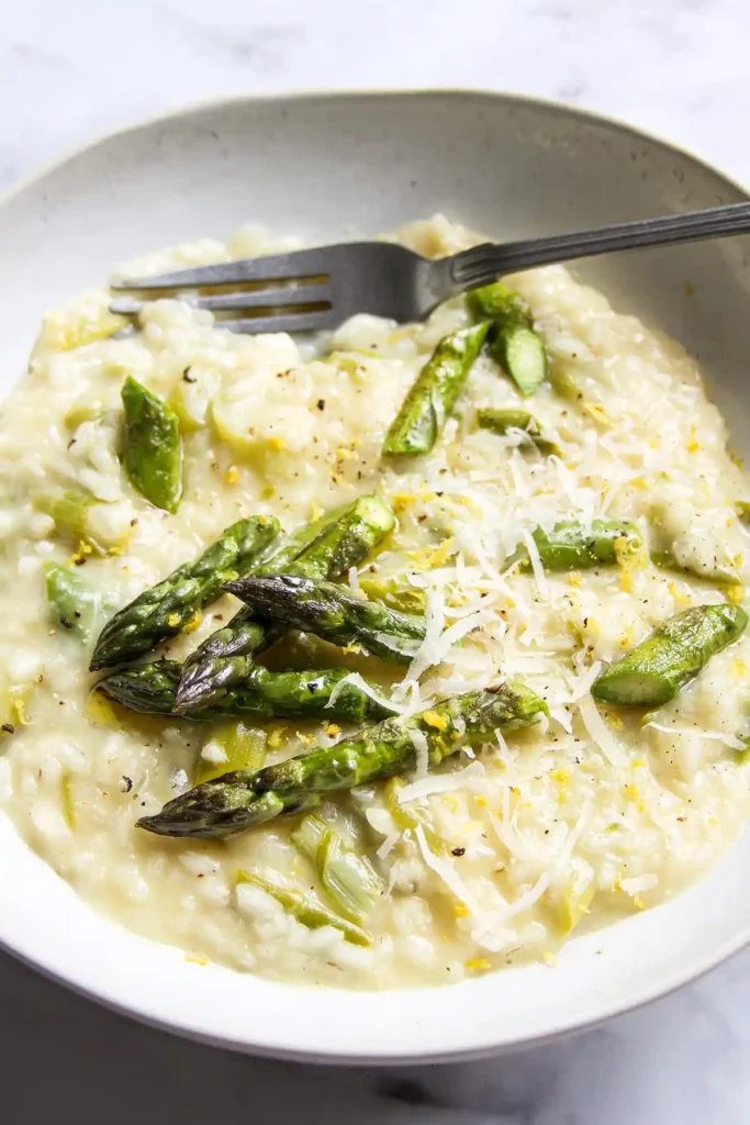 Cremiges risotto mit grünem spargel und parmesan – klassisches spargel risotto rezept italienisch