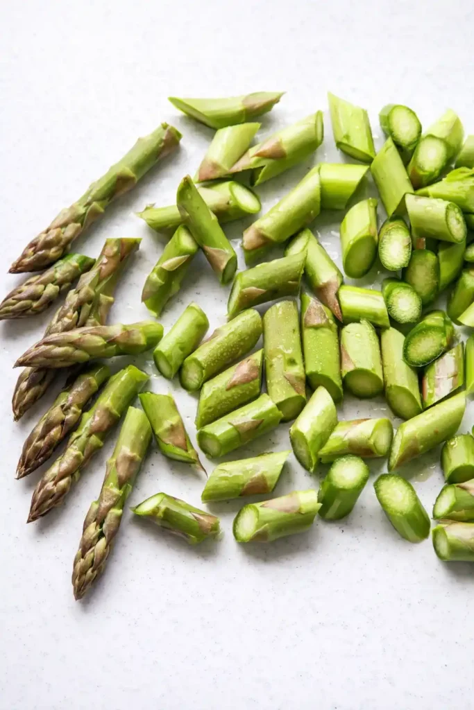 Geschnittener grüner Spargel für ein spargel risotto rezept – vorbereiteter Spargel für risotto mit grünem spargel