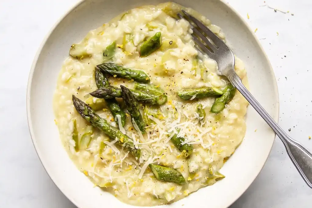 Cremiges risotto mit grünem spargel und parmesan – einfaches spargel risotto rezept italienisch