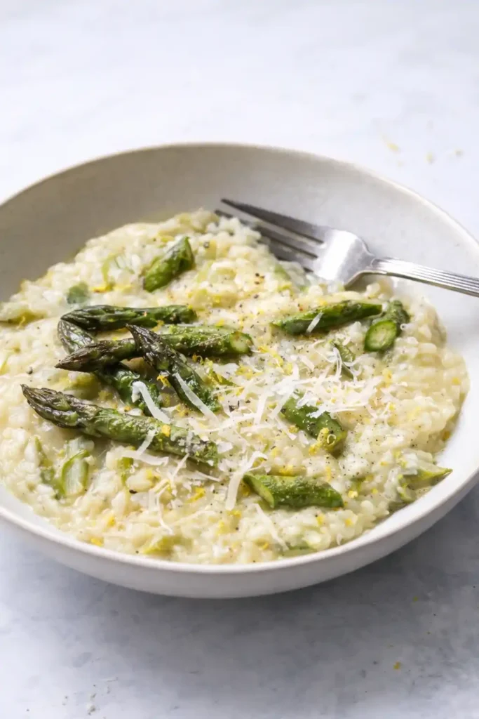 Cremiges risotto mit grünem spargel und parmesan – einfaches spargel risotto rezept italienisch