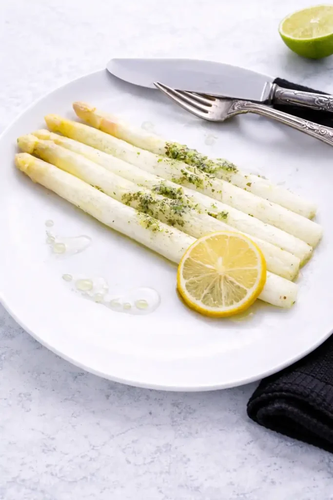Weißer Spargel im Ofen garen auf Teller mit Zitrone – Spargel im Backofen einfach zubereiten Rezept