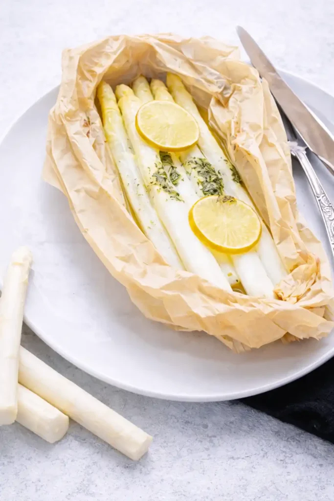 Weißer Spargel im Backpapier im Ofen gegart mit Zitrone – Spargel im Backofen einfach zubereiten