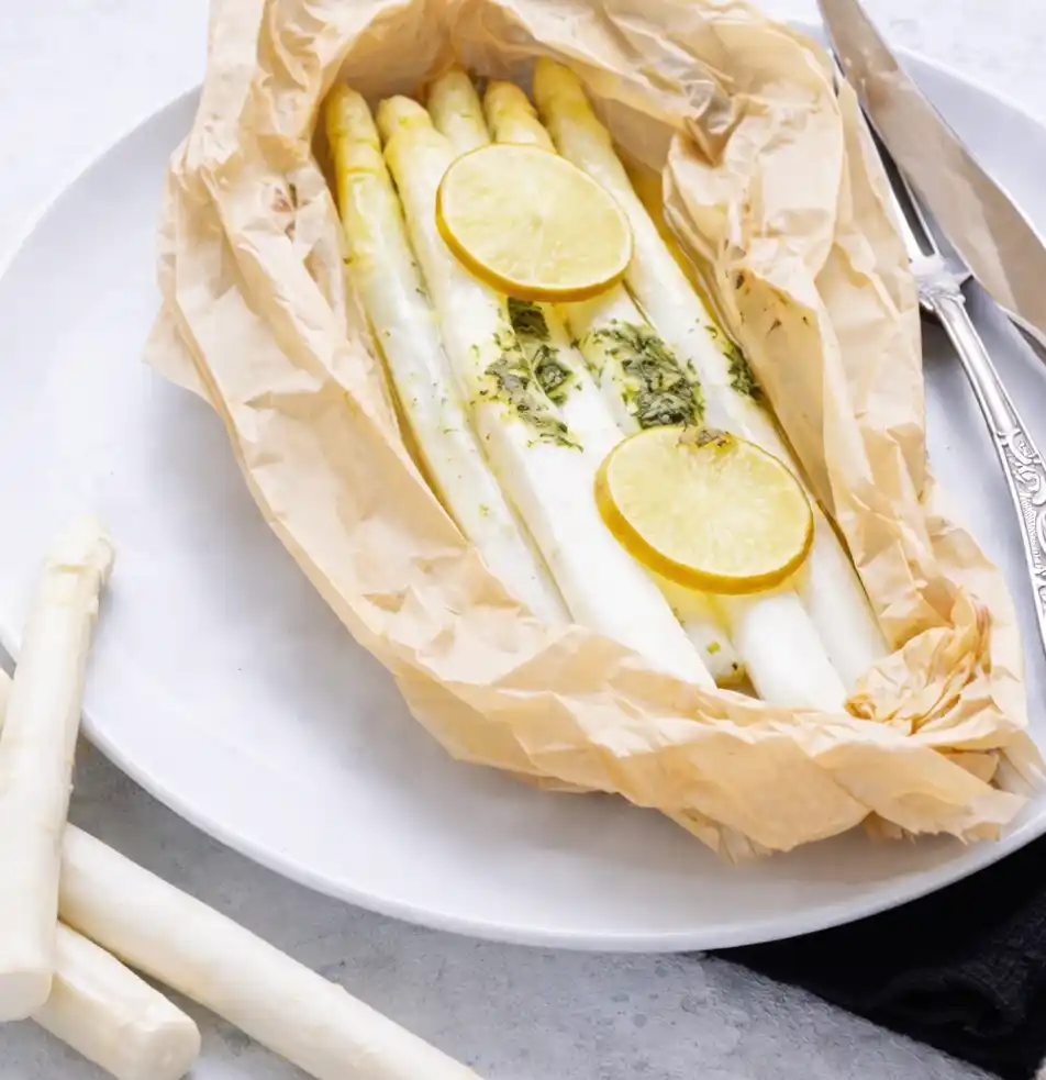Weißer Spargel im Backpapier im Ofen gegart mit Zitrone – Spargel im Backofen zubereiten