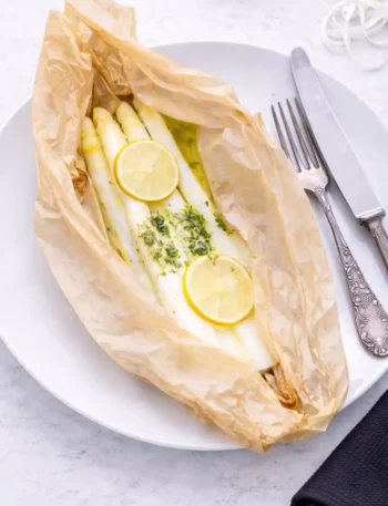 Spargel im Ofen garen im Backpapier mit Zitrone – weißer Spargel im Backofen zubereiten Rezept