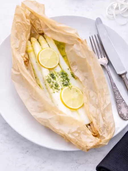 Spargel im Ofen garen im Backpapier mit Zitrone – weißer Spargel im Backofen zubereiten Rezept