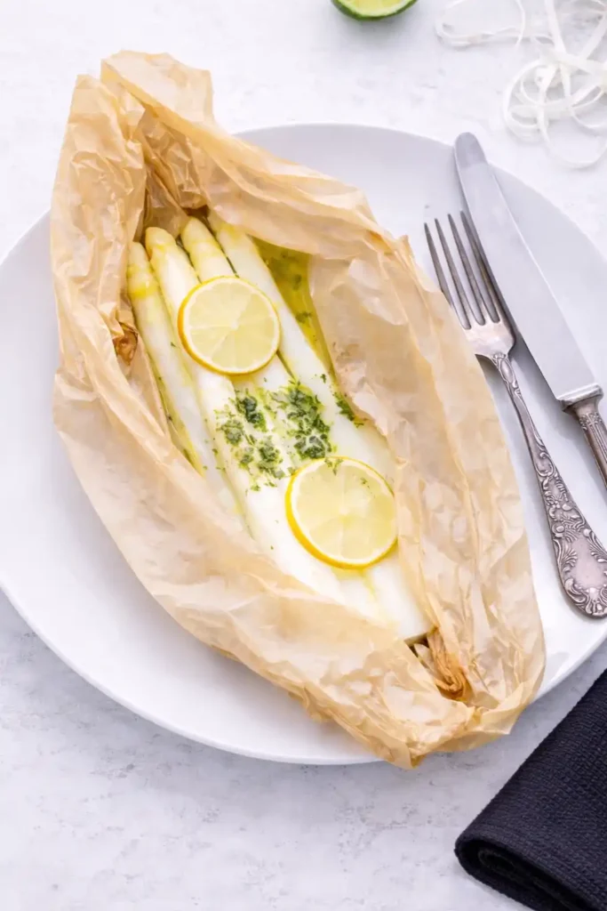 Spargel im Ofen garen im Backpapier mit Zitrone – weißer Spargel im Backofen zubereiten Rezept