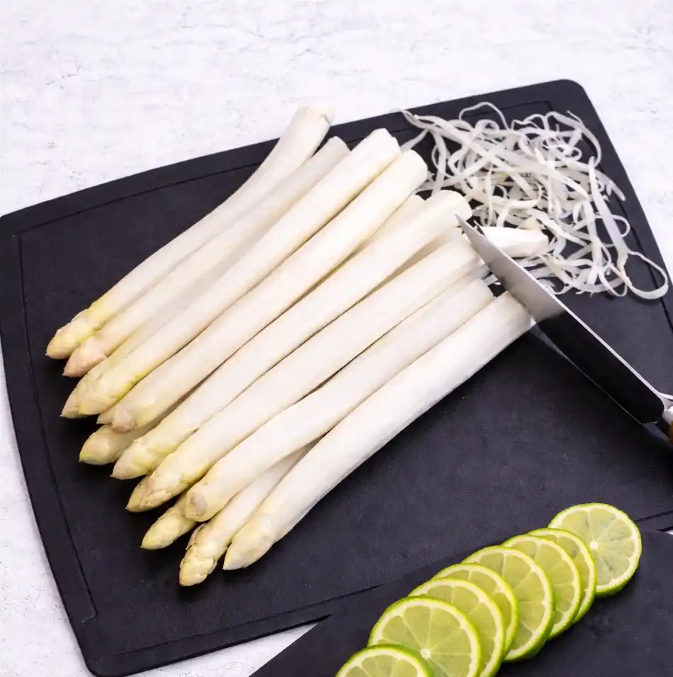 Weißer Spargel vorbereiten für Spargel im Ofen – Spargel schälen und schneiden für Backofen Rezept