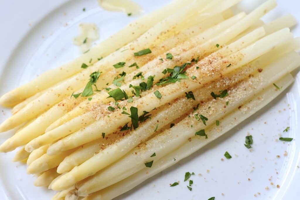 Weißer Spargel gekocht mit Butter und Kräutern auf Teller – Spargel kochen Rezept und Spargel richtig zubereiten