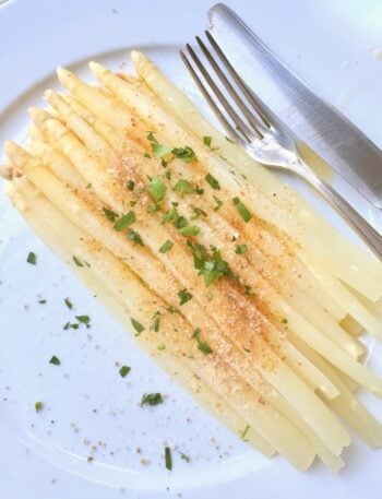 Weißer Spargel gekocht mit Butter und Kräutern – Spargel kochen Rezept und Spargel richtig zubereiten