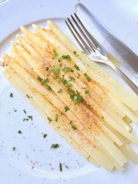 Weißer Spargel gekocht mit Butter und Kräutern – Spargel kochen Rezept und Spargel richtig zubereiten