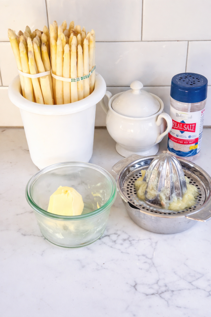 Zutaten für Spargel kochen Rezept mit weißem Spargel, Butter, Zitrone und Salz zum Spargel zubereiten