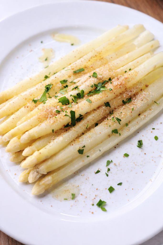Weißer Spargel mit Butter und Kräutern auf Teller – Spargel kochen Rezept und weißer Spargel richtig zubereiten
