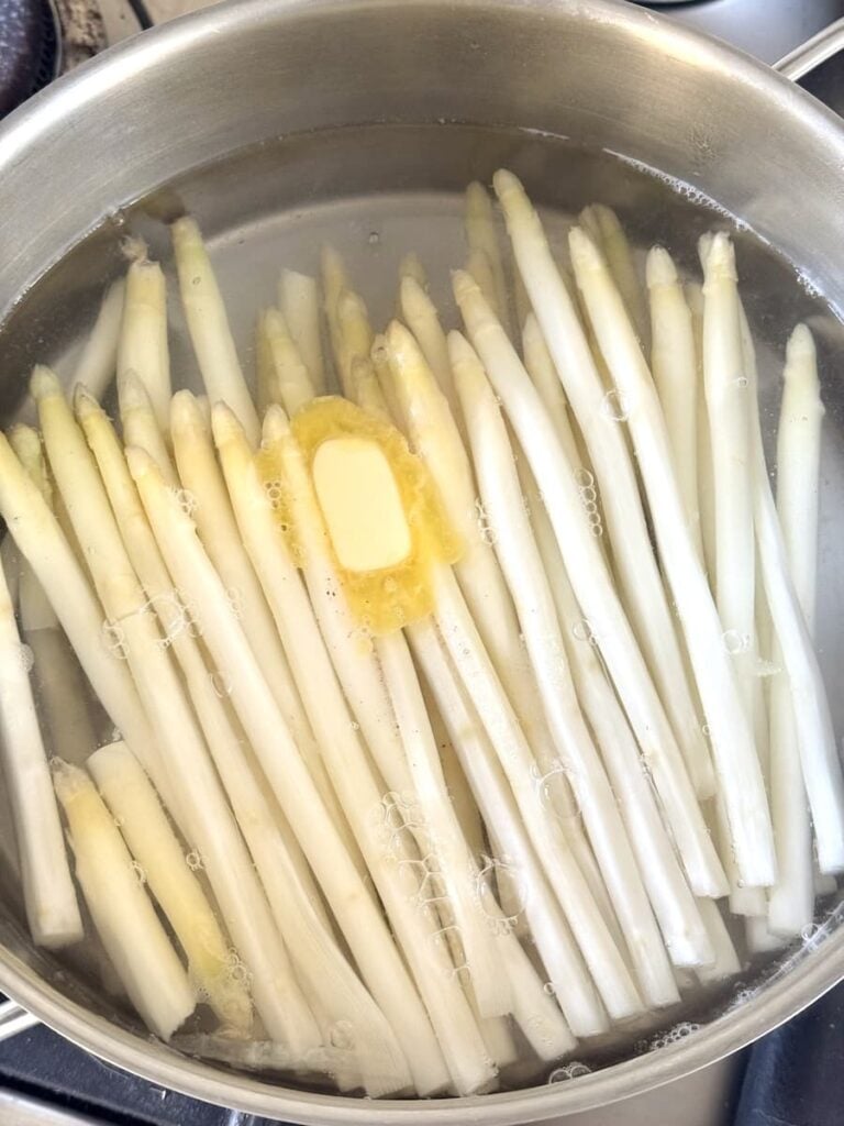 Weißer Spargel im Topf kochen mit Butter – Spargel kochen Rezept und richtige Kochzeit Spargel