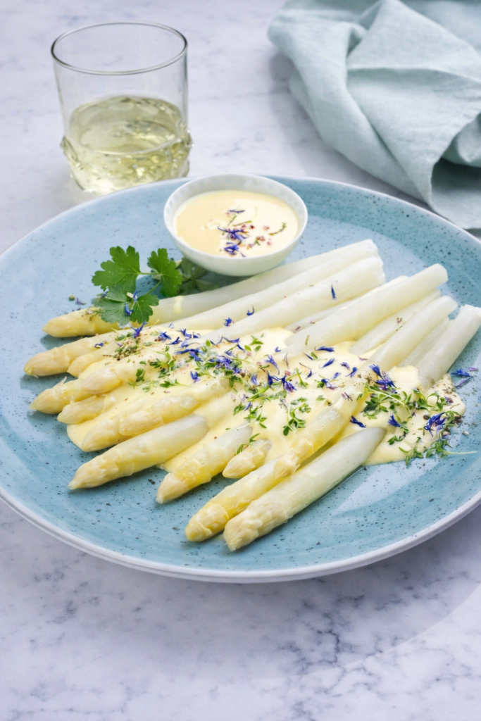 Weißer Spargel mit Sauce Hollandaise serviert – Spargel kochen Rezept und weißer Spargel richtig zubereiten
